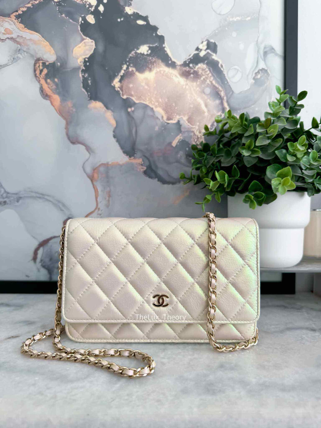 21P IRIDESCENT PEARL WALLET ON CHAIN LAMBSKIN LIGHT GOLD HARDWARE