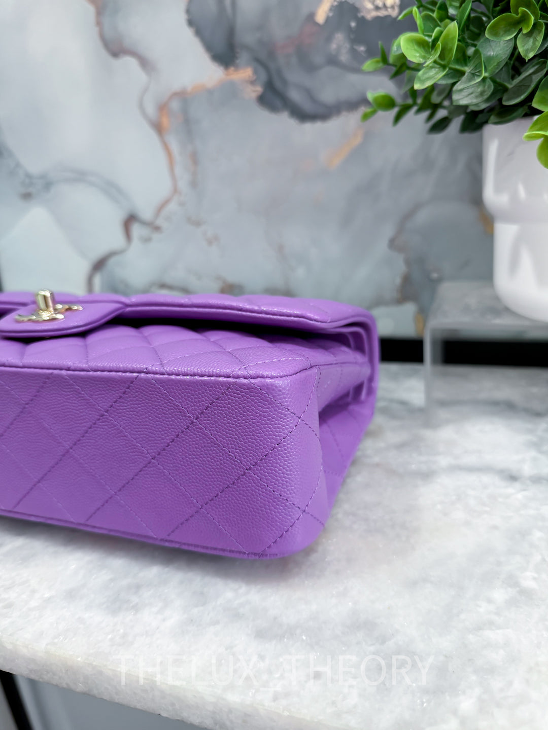 22S PURPLE MEDIUM CLASSIC DOUBLE FLAP CAVIAR LIGHT GOLD HARDWARE