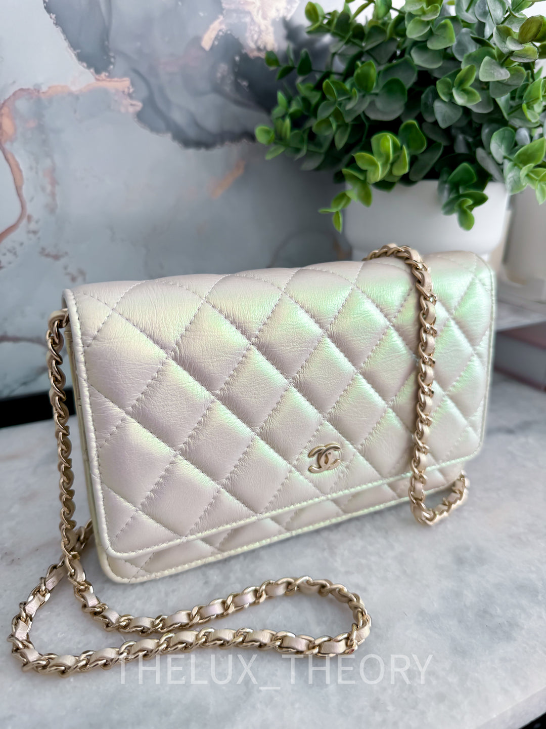 21P IRIDESCENT PEARL WALLET ON CHAIN LAMBSKIN LIGHT GOLD HARDWARE