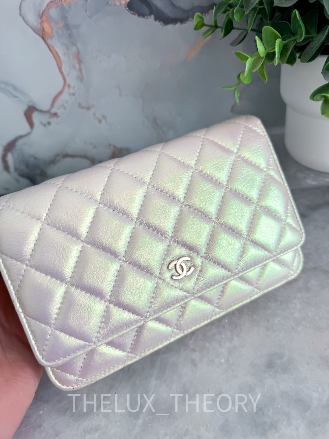 21P IRIDESCENT PEARL WALLET ON CHAIN LAMBSKIN LIGHT GOLD HARDWARE