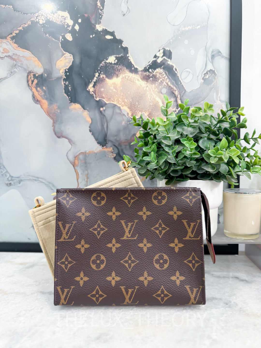 L.V. TOILETRY POUCH 19 MONOGRAM