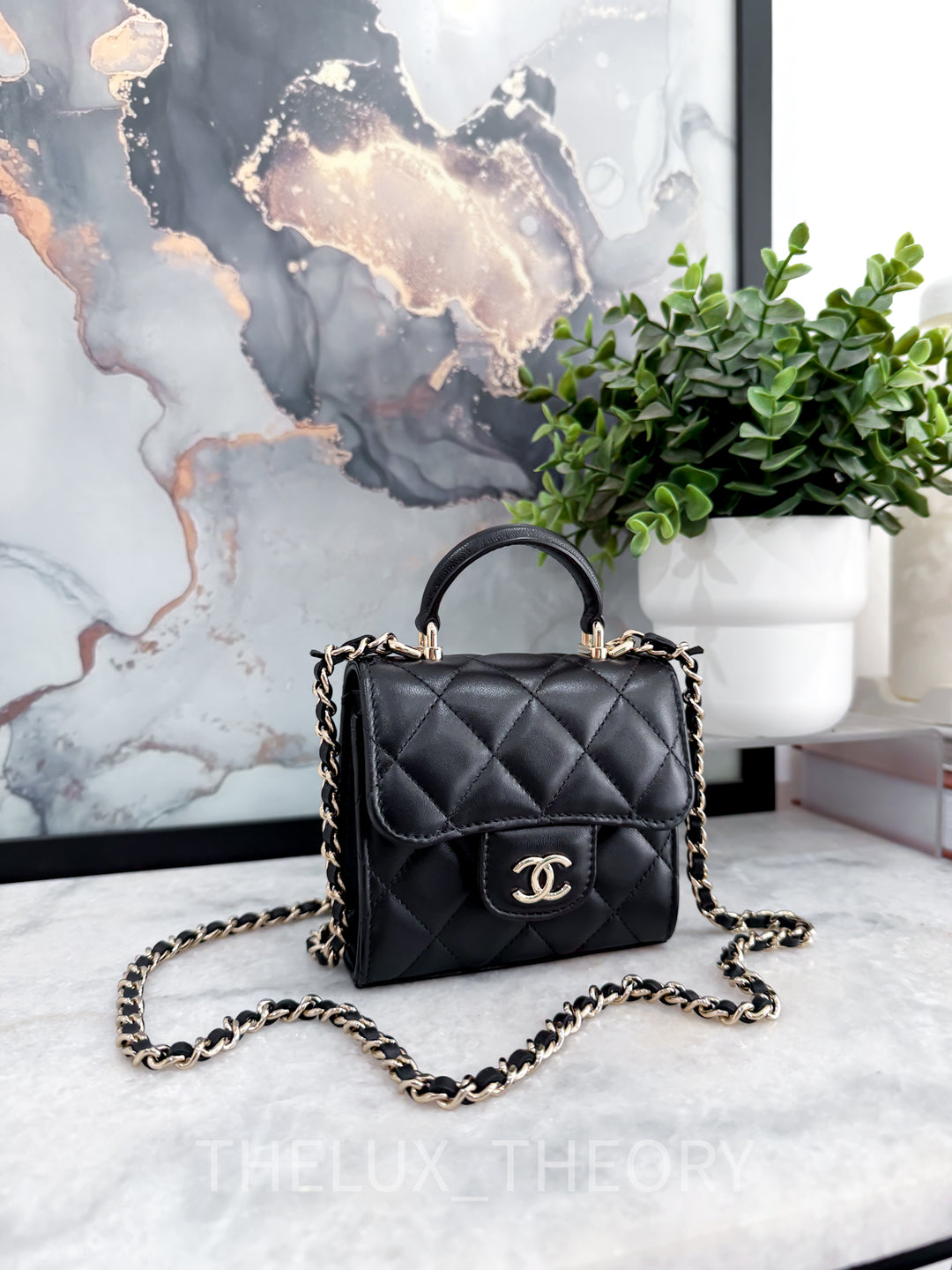 CC BLACK CLUTCH WITH CHAIN LAMBSKIN LIGHT GOLD HARDWARE AP2682