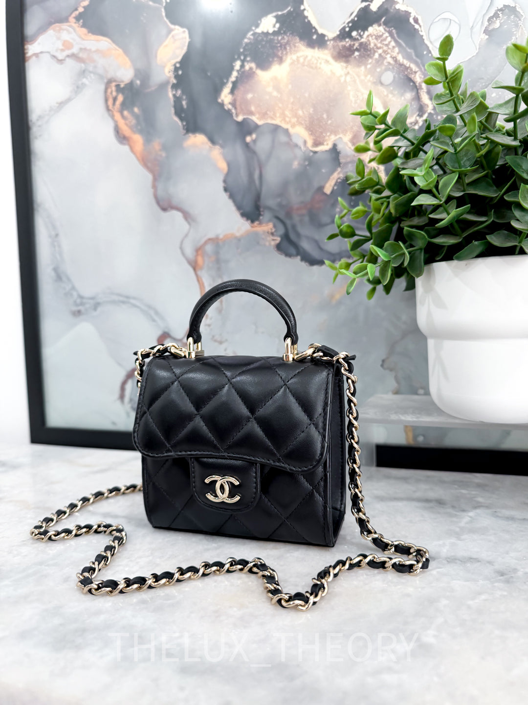CC BLACK CLUTCH WITH CHAIN LAMBSKIN LIGHT GOLD HARDWARE AP2682