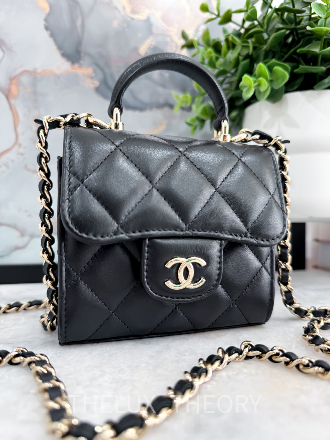 CC BLACK CLUTCH WITH CHAIN LAMBSKIN LIGHT GOLD HARDWARE AP2682