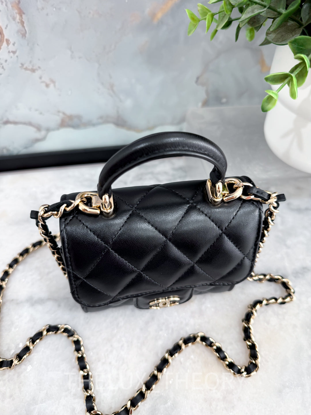 CC BLACK CLUTCH WITH CHAIN LAMBSKIN LIGHT GOLD HARDWARE AP2682