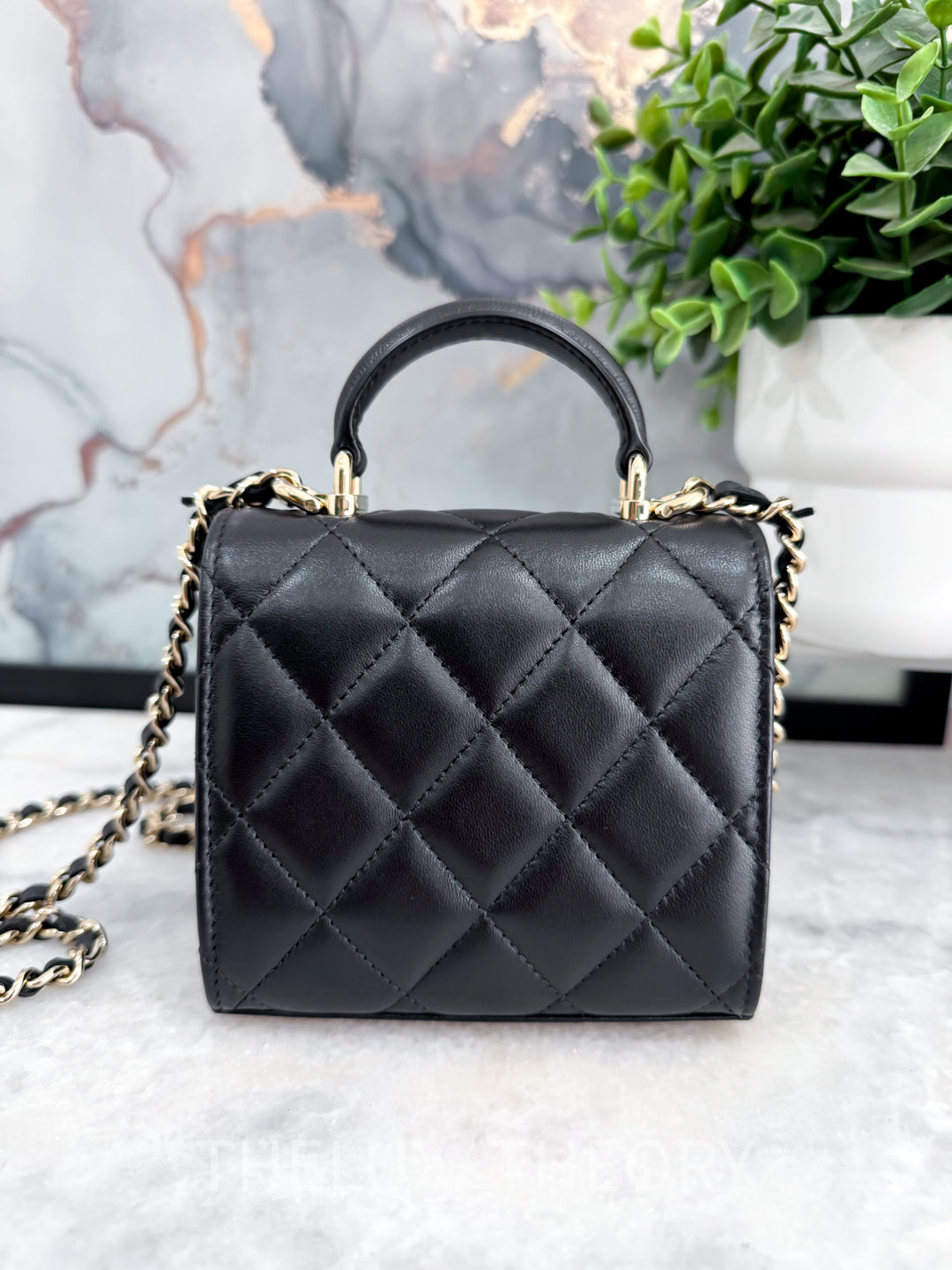 CC BLACK CLUTCH WITH CHAIN LAMBSKIN LIGHT GOLD HARDWARE AP2682