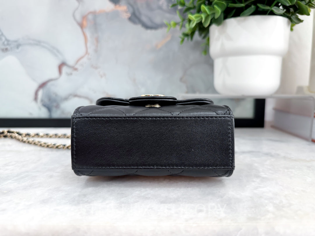 CC BLACK CLUTCH WITH CHAIN LAMBSKIN LIGHT GOLD HARDWARE AP2682