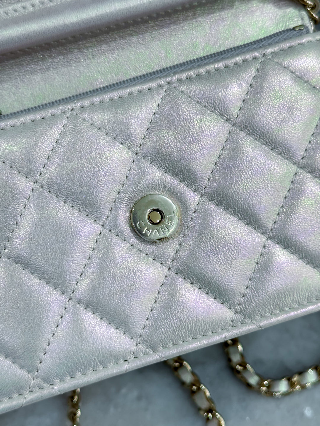 21P IRIDESCENT PEARL MINI WALLET ON CHAIN LGHW