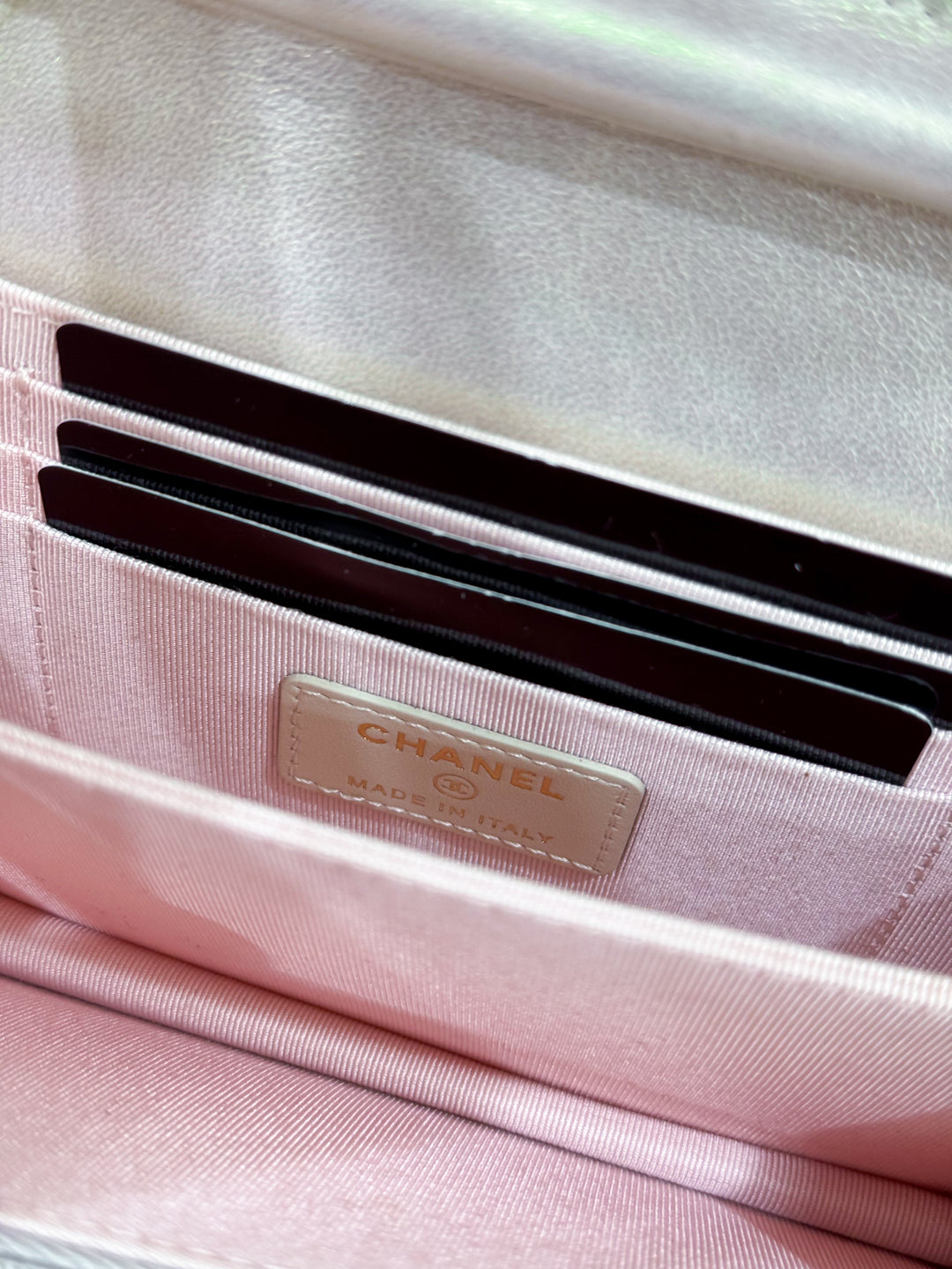 21P IRIDESCENT PEARL MINI WALLET ON CHAIN LGHW